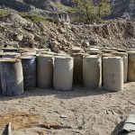 turriles con combustible en un campamento minero