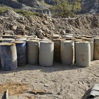 turriles con combustible en un campamento minero