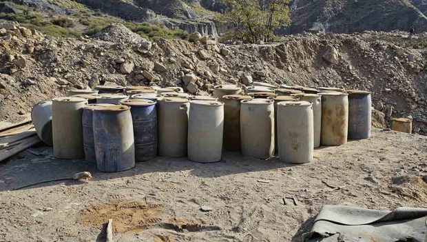 turriles con combustible en un campamento minero