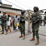 militares ecuatorianos vigilan en las calles