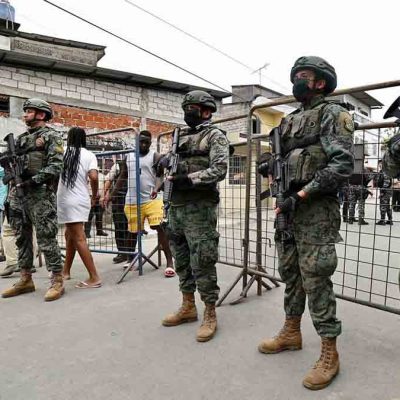 militares ecuatorianos vigilan en las calles