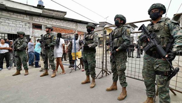 militares ecuatorianos vigilan en las calles