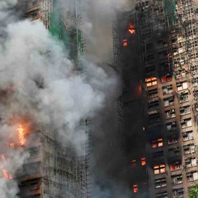 el incendio de magnitud en un edificio en Hong Kong