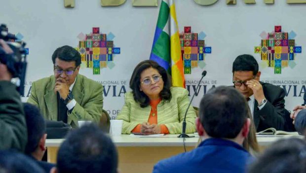 La ministra de Salud, Marcela Flores, en conferencia de prensa