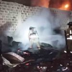 bomberos sofocan el incendio en la vivienda