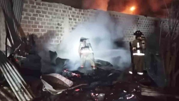 bomberos sofocan el incendio en la vivienda