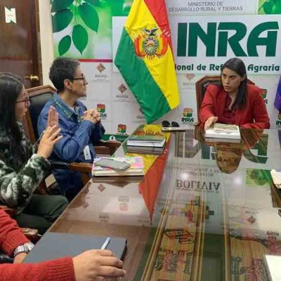 la viceministra Andrea Barrientos en una reunión en el INRA