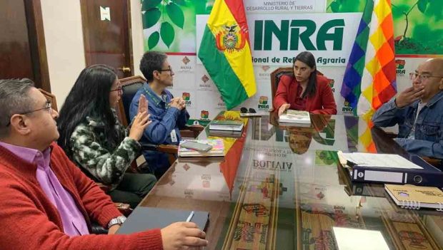 la viceministra Andrea Barrientos en una reunión en el INRA