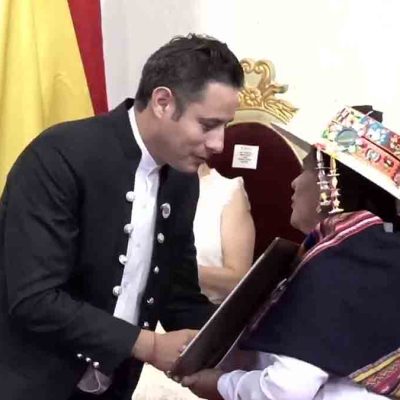 Edmand Lara recibe su credencia del TSE