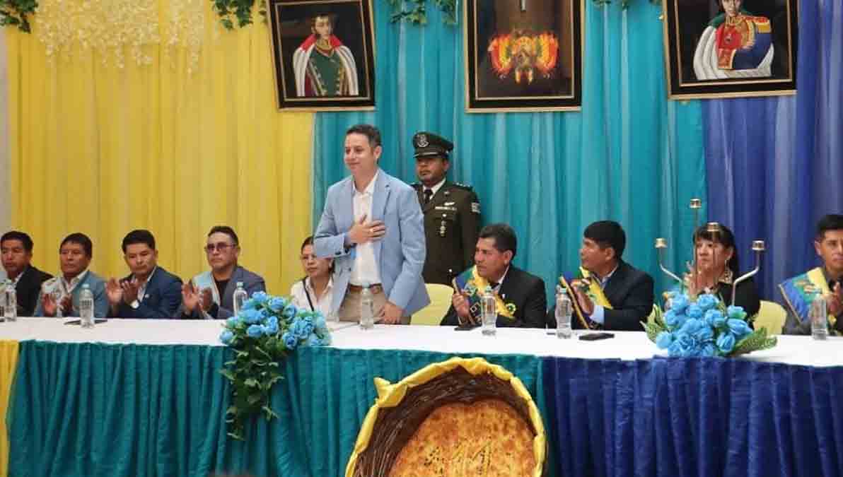 El vicepresidente Edmand Lara en la sesión de honor por el aniversario de Arani