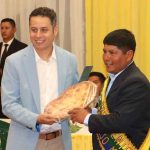 Lara responde a críticas por sus viajes