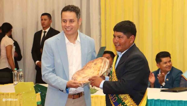 Lara responde a críticas por sus viajes