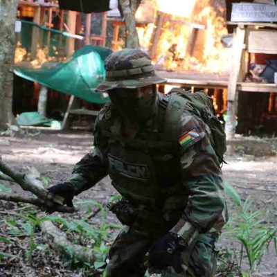 un policía antidroga en el Chapare