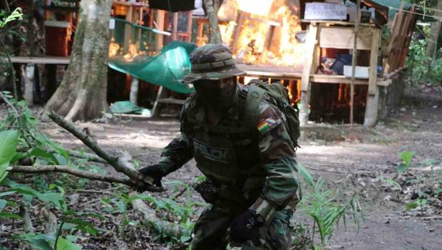 un policía antidroga en el Chapare