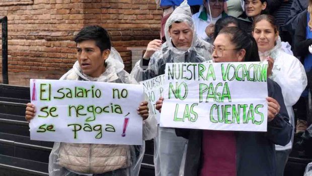 médicos protestan en Santa Cruz por pago de sueldos
