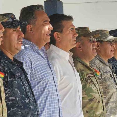 el presidente Rodrigo Paz junto a autoridades civiles y militares