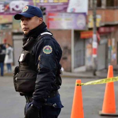 guardias municipales controlan el tráfico vehicular en La Paz