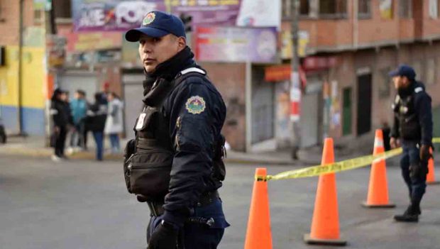 guardias municipales controlan el tráfico vehicular en La Paz