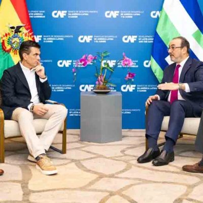 reunión del presidente electo Rodrigo Paz con ejecutivos de CAF en Panamá