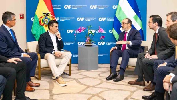 reunión del presidente electo Rodrigo Paz con ejecutivos de CAF en Panamá