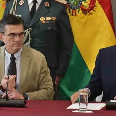 el presidente Rodrigo Paz junto al ministro Gabriel Espinoza