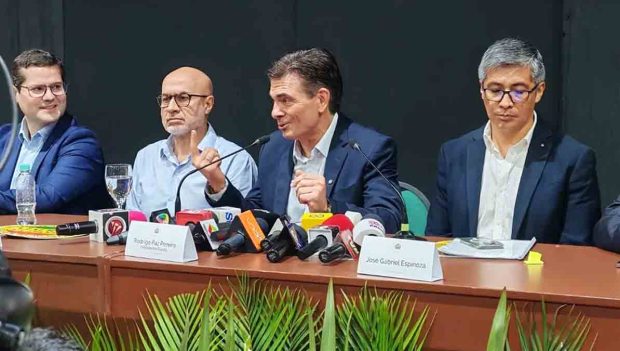 El presidente Rodrigo Paz junto a sus asesores económicos