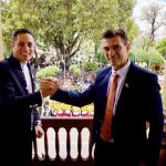 Edmand Lara y Rodrigo Paz en el balcón de la Casa de la Libertad