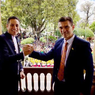 Edmand Lara y Rodrigo Paz en el balcón de la Casa de la Libertad