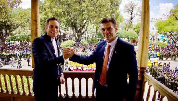 Edmand Lara y Rodrigo Paz en el balcón de la Casa de la Libertad