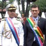 el presidente Rodrigo Paz junto al comandante de las FFAA