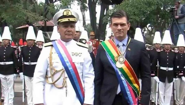 el presidente Rodrigo Paz junto al comandante de las FFAA