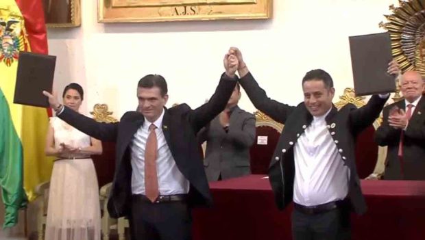 Entrega de credenciales a Paz y Lara