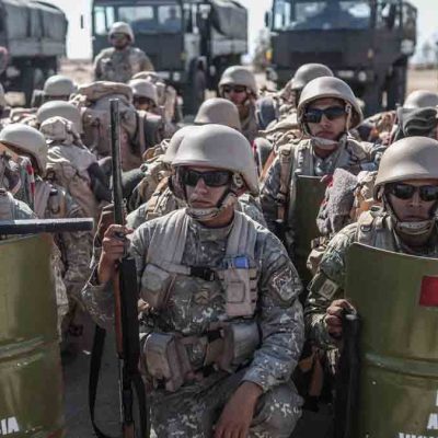 militares peruanos apostados en la frontera con Chile