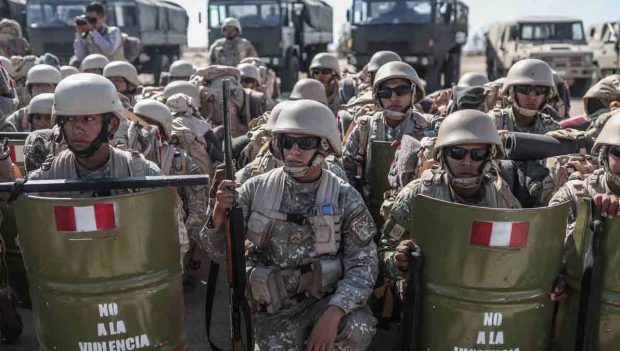 militares peruanos apostados en la frontera con Chile