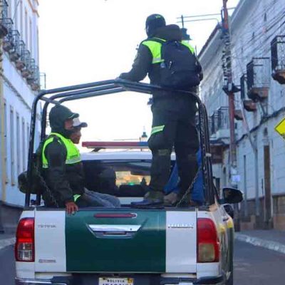 policías se movilizan en Sucre para capturar a exmagistrados del TCP