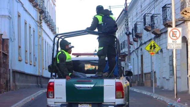 policías se movilizan en Sucre para capturar a exmagistrados del TCP