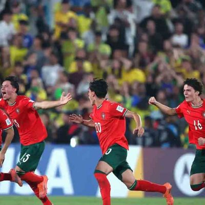 jugadores de Portugal celebran el título de campeones mundiales