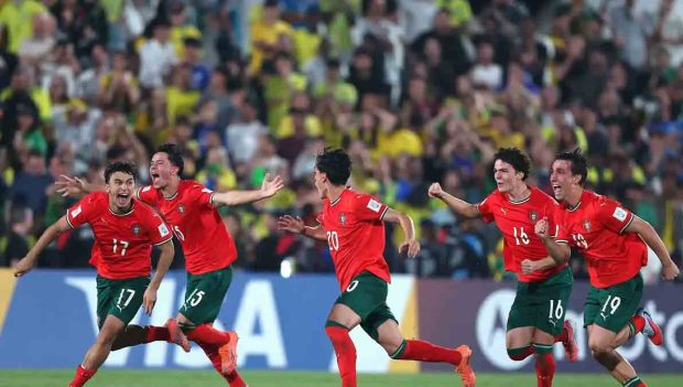 jugadores de Portugal celebran el título de campeones mundiales