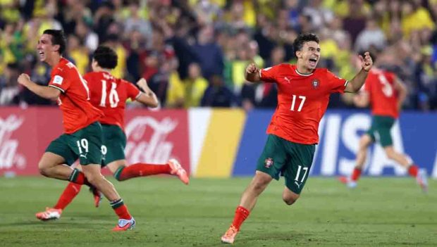 jugadores de la selección de Portugal celebran su clasificación