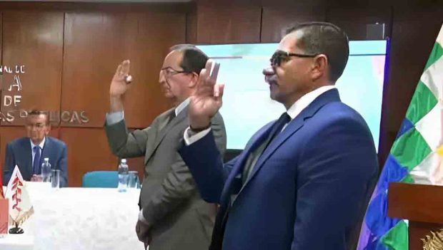 la posesión de los presidentes de la Aduana e Impuestos Nacionales