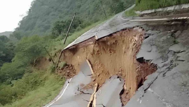 hundimiento de la plataforma en la carretera antigua Santa Cruz-Cochabamba