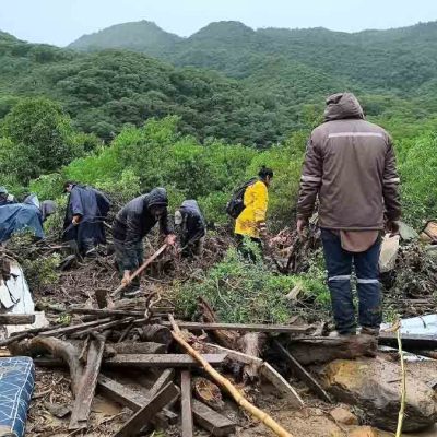 voluntarios buscan a las mujeres desaparecidas tras la riada en Samaipata
