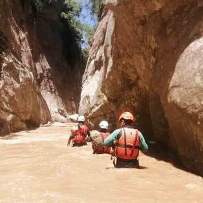 voluntarios buscan en el río a mujeres desaparecidas durante la riada en Samaipata
