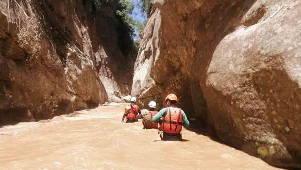 voluntarios buscan en el río a mujeres desaparecidas durante la riada en Samaipata