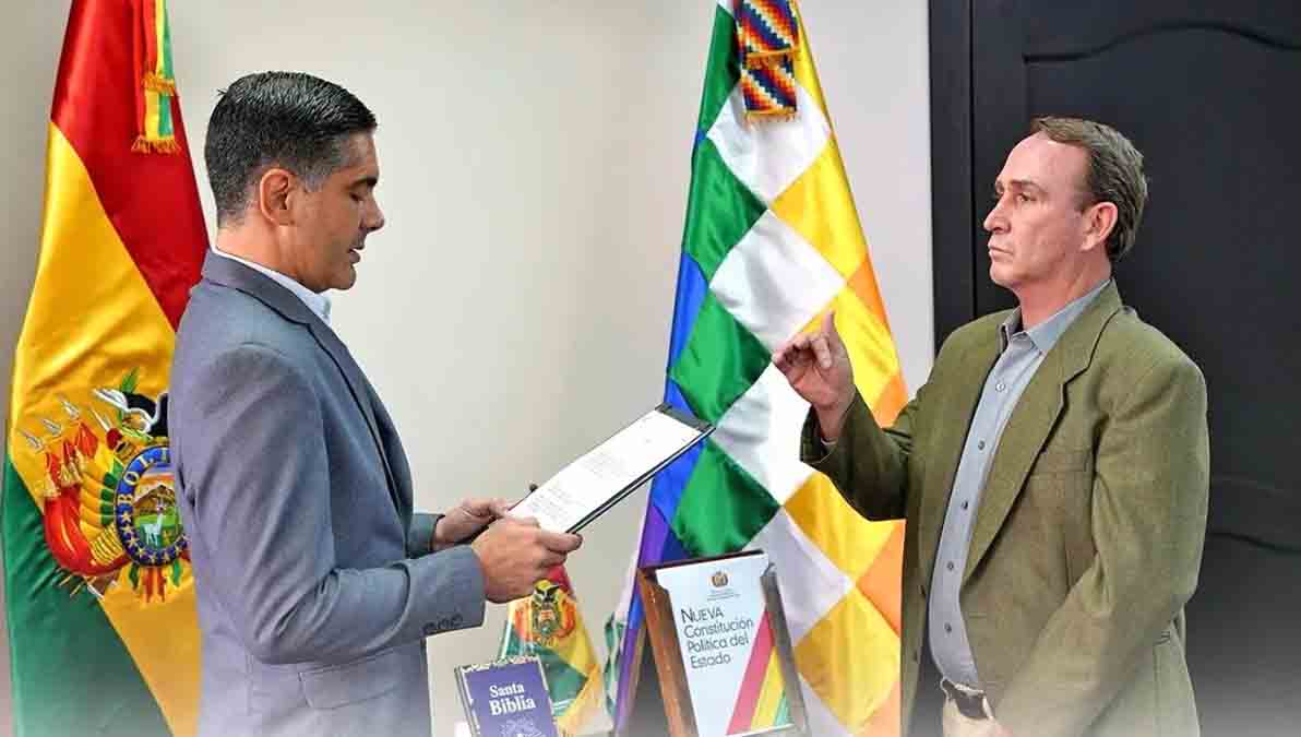 Erick Bruckner es posesionado por el ministro Justiniano