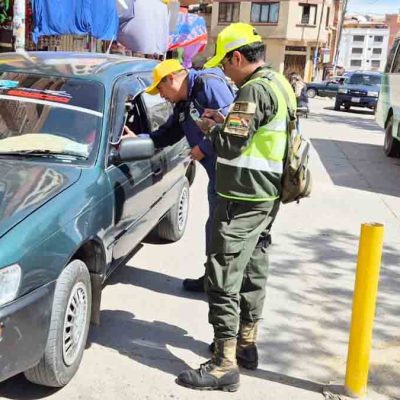 un agente de Tránsito impone una infracción a un conductor