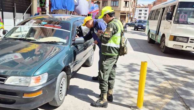 un agente de Tránsito impone una infracción a un conductor