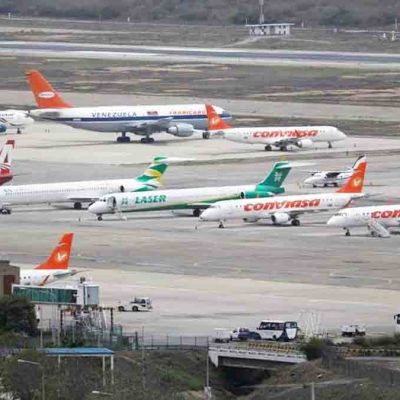 aviones de líneas comerciales en un aeropuerto de Venezuela