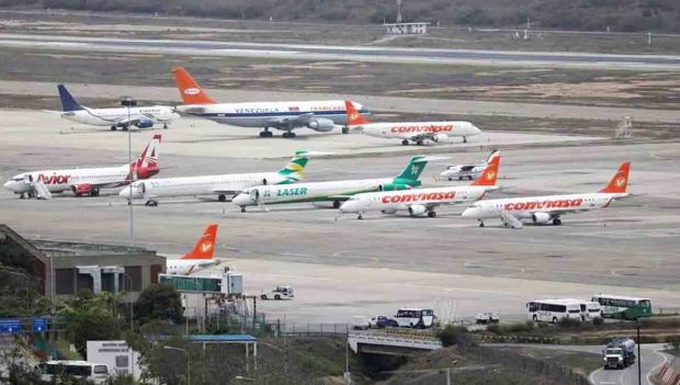 aviones de líneas comerciales en un aeropuerto de Venezuela