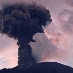 erupciona volcán de Indonesia